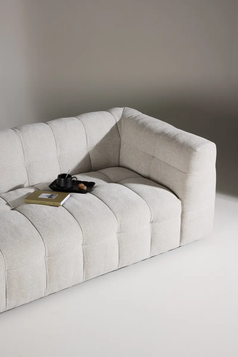 Malou Sofa mit gesteppter Polsterung in Beige, Gestell Schwarz, im Wohnraum, Ansicht 3