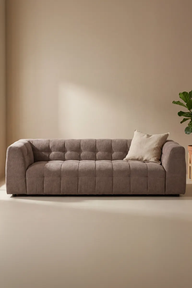 Malou Sofa mit gesteppter Polsterung in Braun, Gestell Schwarz, im Wohnraum, Ansicht 1