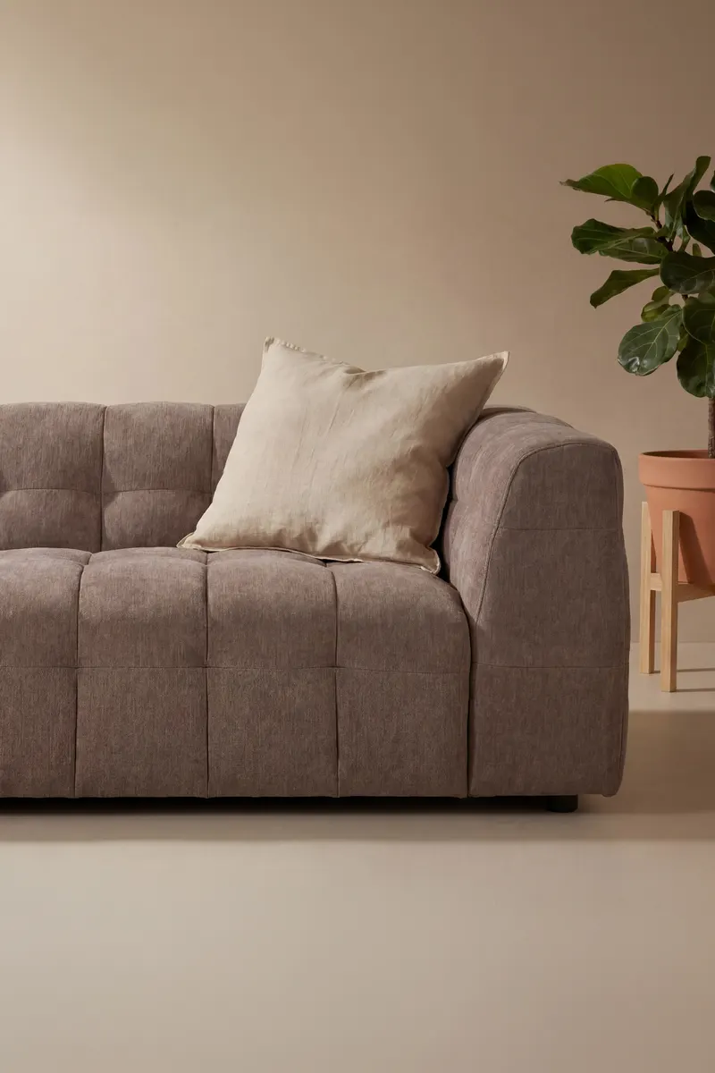 Malou Sofa mit gesteppter Polsterung in Braun, Gestell Schwarz, im Wohnraum, Ansicht 2