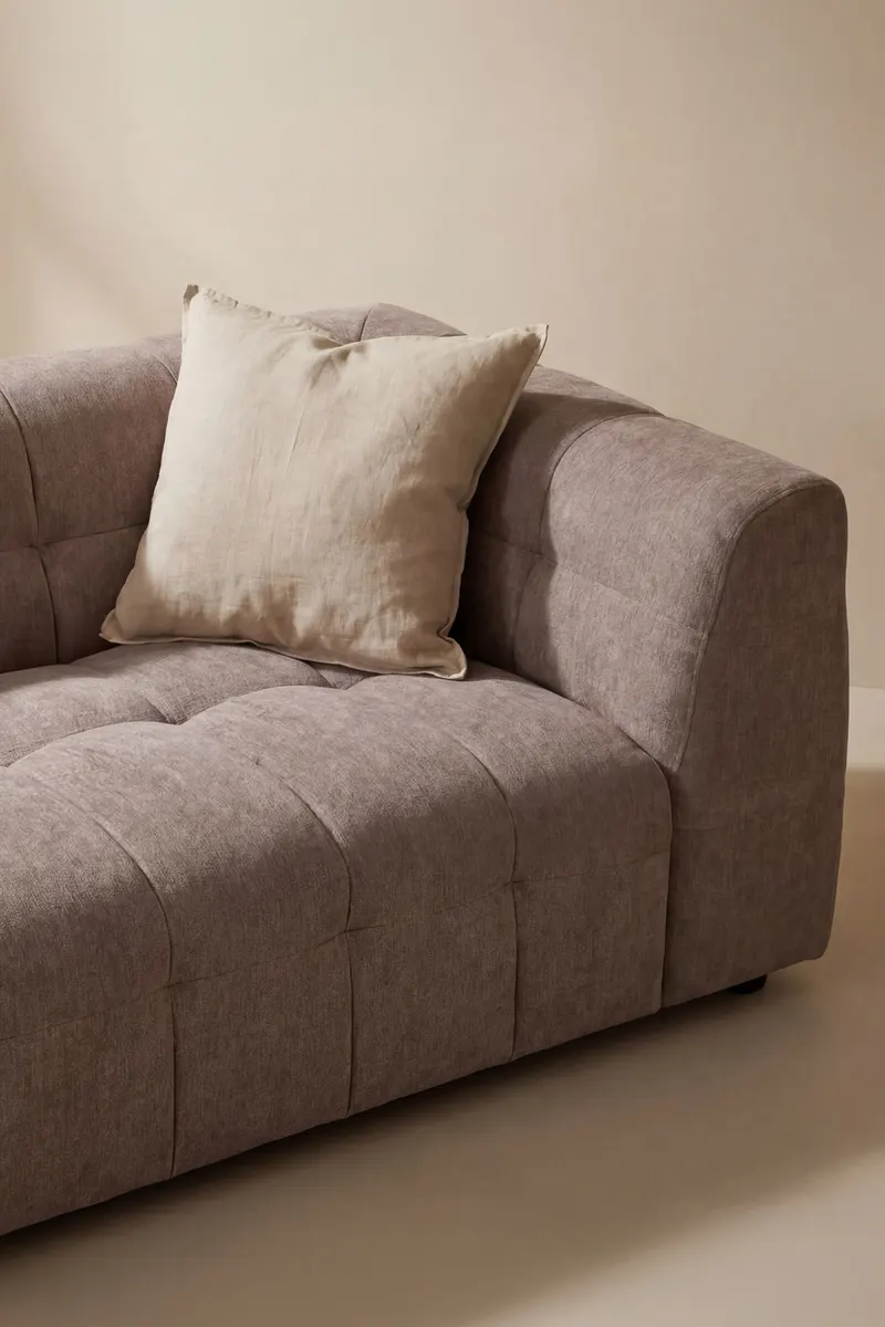 Malou Sofa mit gesteppter Polsterung in Braun, Gestell Schwarz, im Wohnraum, Ansicht 3