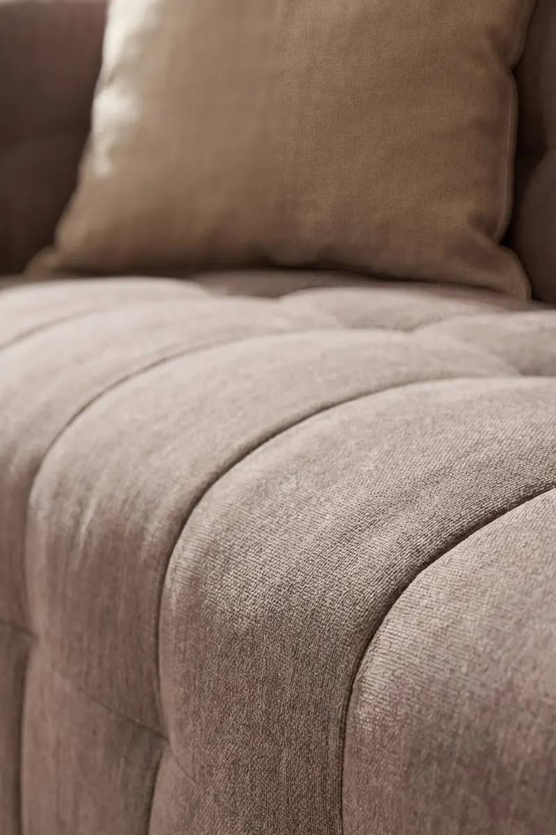 Malou Sofa mit gesteppter Polsterung in Braun, Gestell Schwarz, im Wohnraum, Ansicht 4