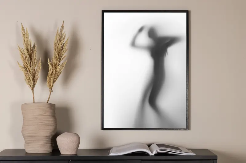 Manshade Poster mit Schatten einer Frau in 100 × 70 cm, im Wohnraum, Ansicht 2