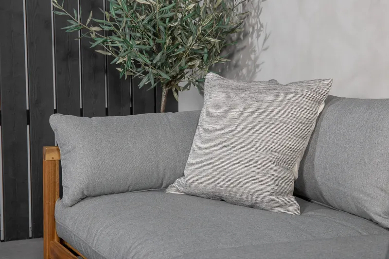 Marion Gartensofa aus Akazie mit Kissen, im Wohnraum, Ansicht 2