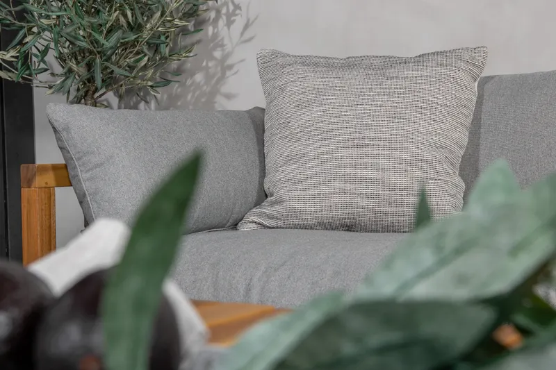 Marion Gartensofa aus Akazie mit Kissen, im Wohnraum, Ansicht 3
