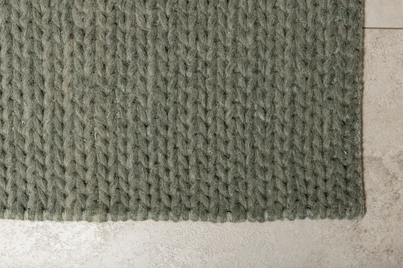 Marta Wollteppich, handgewebt mit Flechtdetails in 300 × 200 cm, Grün, im Wohnraum, Ansicht 4