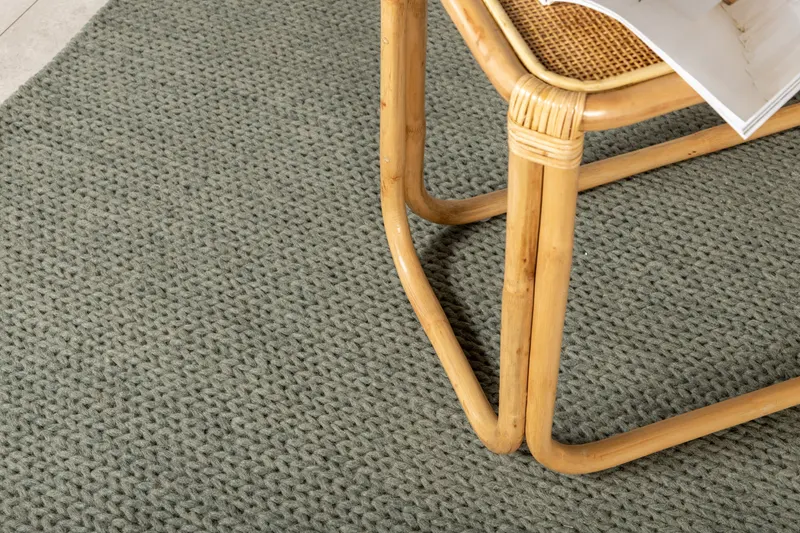 Marta Wollteppich, handgewebt mit Flechtdetails in 300 × 200 cm, Grün, im Wohnraum, Ansicht 5