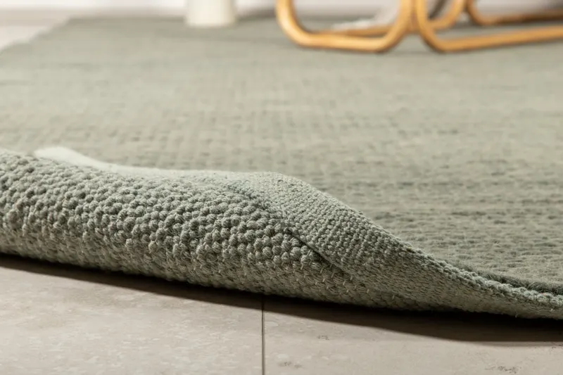Marta Wollteppich, handgewebt mit Flechtdetails in 300 × 200 cm, Grün, im Wohnraum, Ansicht 7