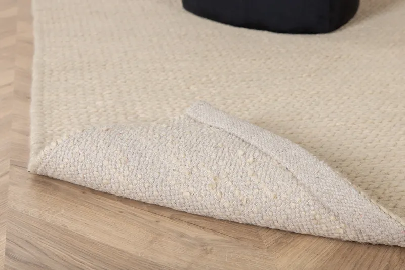 Marta Wollteppich, handgewebt mit Flechtdetails in 230 × 160 cm, Weiß, im Wohnraum, Ansicht 9