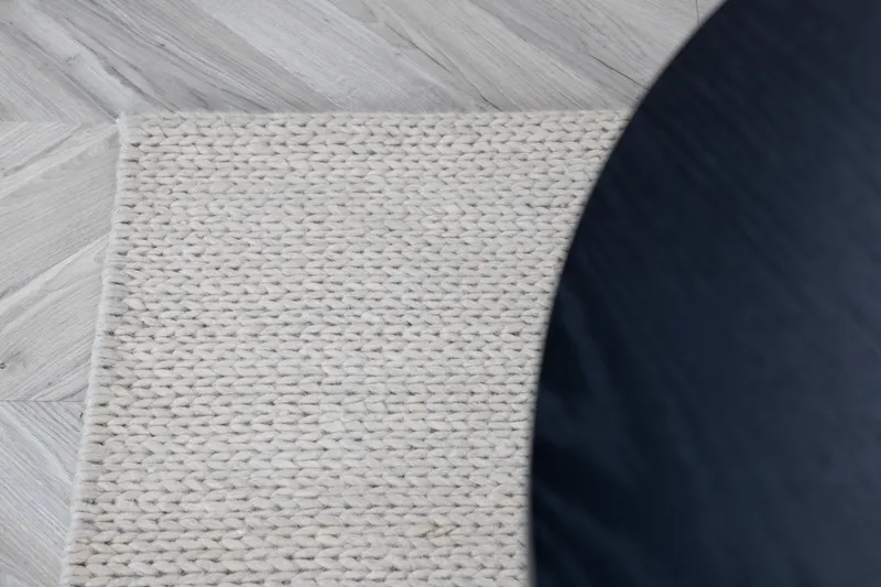 Marta Wollteppich, handgewebt mit Flechtdetails in 230 × 160 cm, Weiß, im Wohnraum, Ansicht 13