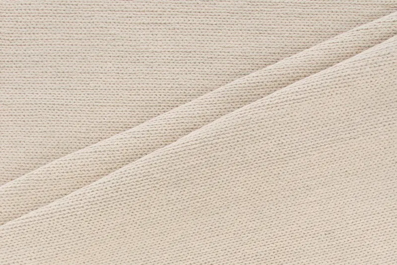 Marta Wollteppich, handgewebt mit Flechtdetails in 230 × 160 cm, Weiß, im Wohnraum, Ansicht 1