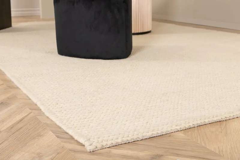 Marta Wollteppich, handgewebt mit Flechtdetails in 230 × 160 cm, Weiß, im Wohnraum, Ansicht 4