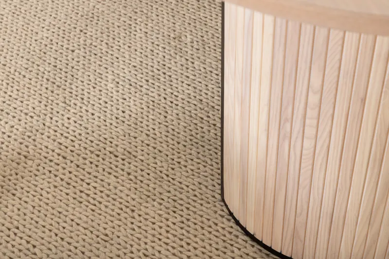 Marta Wollteppich, handgewebt mit Flechtdetails in 230 × 160 cm, Weiß, im Wohnraum, Ansicht 6