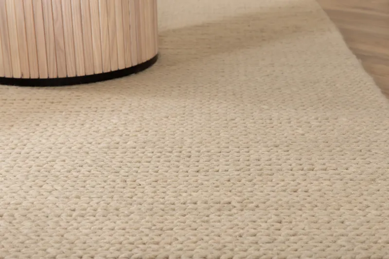 Marta Wollteppich, handgewebt mit Flechtdetails in 230 × 160 cm, Weiß, im Wohnraum, Ansicht 7