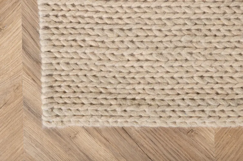 Marta Wollteppich, handgewebt mit Flechtdetails in 230 × 160 cm, Weiß, im Wohnraum, Ansicht 8