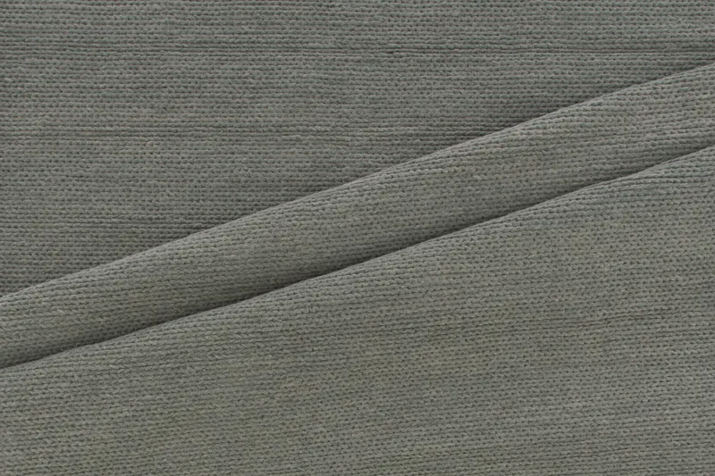Marta Wollteppich, handgewebt mit Flechtdetails in 350 × 250 cm, Grün, im Wohnraum, Ansicht 1