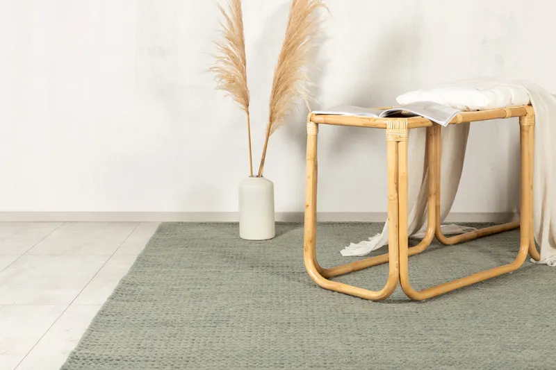 Marta Wollteppich, handgewebt mit Flechtdetails in 350 × 250 cm, Grün, im Wohnraum, Ansicht 3