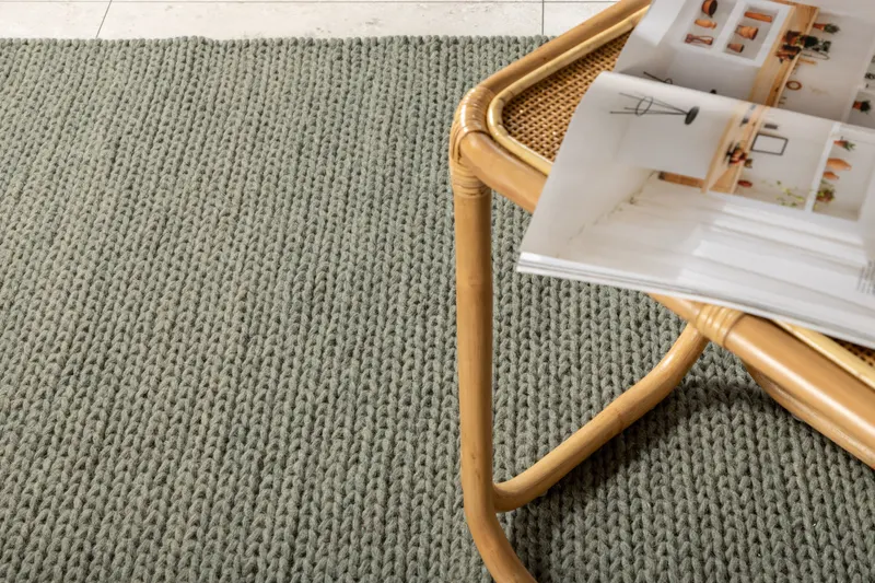 Marta Wollteppich, handgewebt mit Flechtdetails in 350 × 250 cm, Grün, im Wohnraum, Ansicht 6