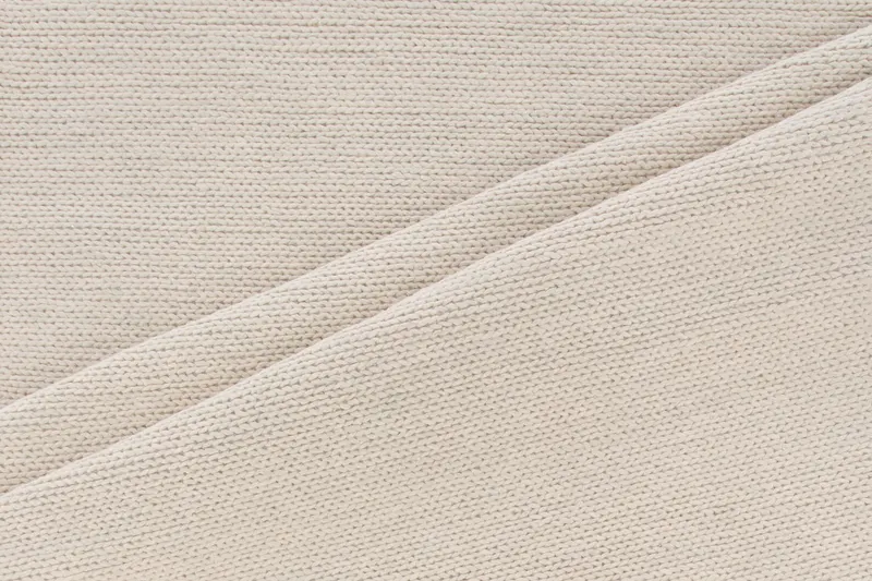 Marta Wollteppich, handgewebt mit Flechtdetails in 350 × 250 cm, Weiß, im Wohnraum, Ansicht 9