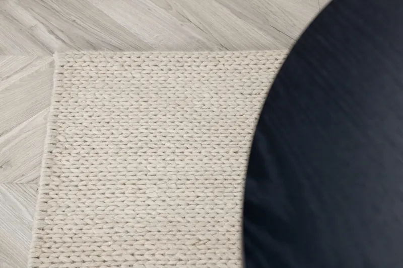 Marta Wollteppich, handgewebt mit Flechtdetails in 350 × 250 cm, Weiß, im Wohnraum, Ansicht 13