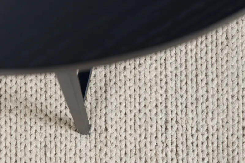 Marta Wollteppich, handgewebt mit Flechtdetails in 350 × 250 cm, Weiß, im Wohnraum, Ansicht 14