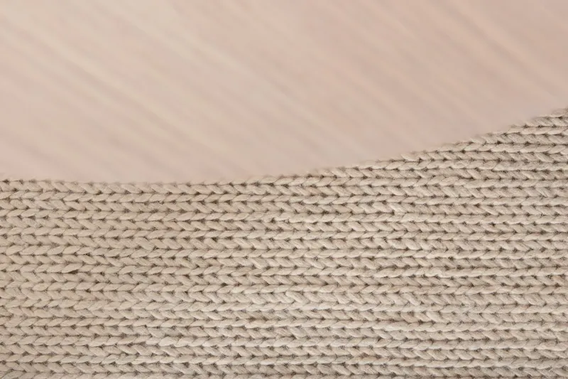 Marta Wollteppich, handgewebt mit Flechtdetails in 350 × 250 cm, Weiß, im Wohnraum, Ansicht 4