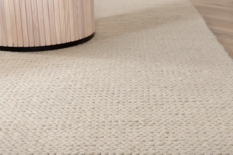 Marta Wollteppich, handgewebt mit Flechtdetails in 350 × 250 cm, Weiß, im Wohnraum, Ansicht 6