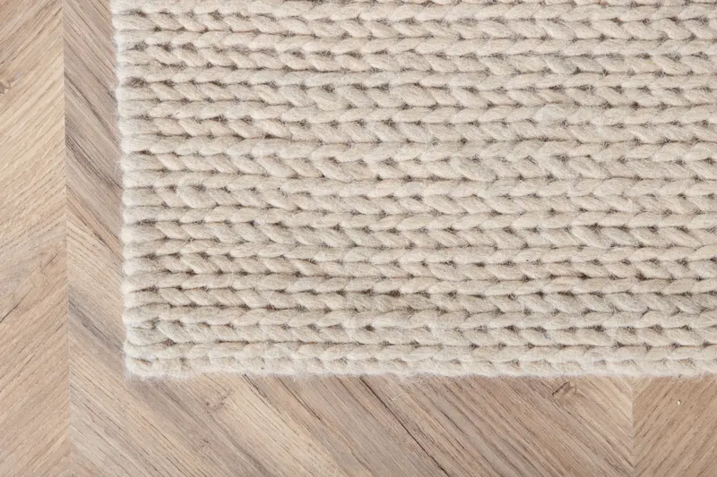 Marta Wollteppich, handgewebt mit Flechtdetails in 350 × 250 cm, Weiß, im Wohnraum, Ansicht 7