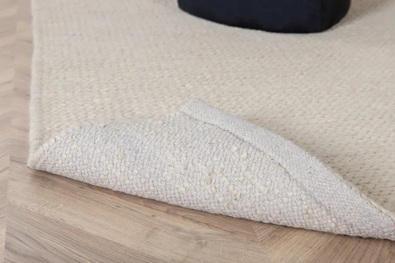 Marta Wollteppich, handgewebt mit Flechtdetails in 350 × 250 cm, Weiß, im Wohnraum, Ansicht 8
