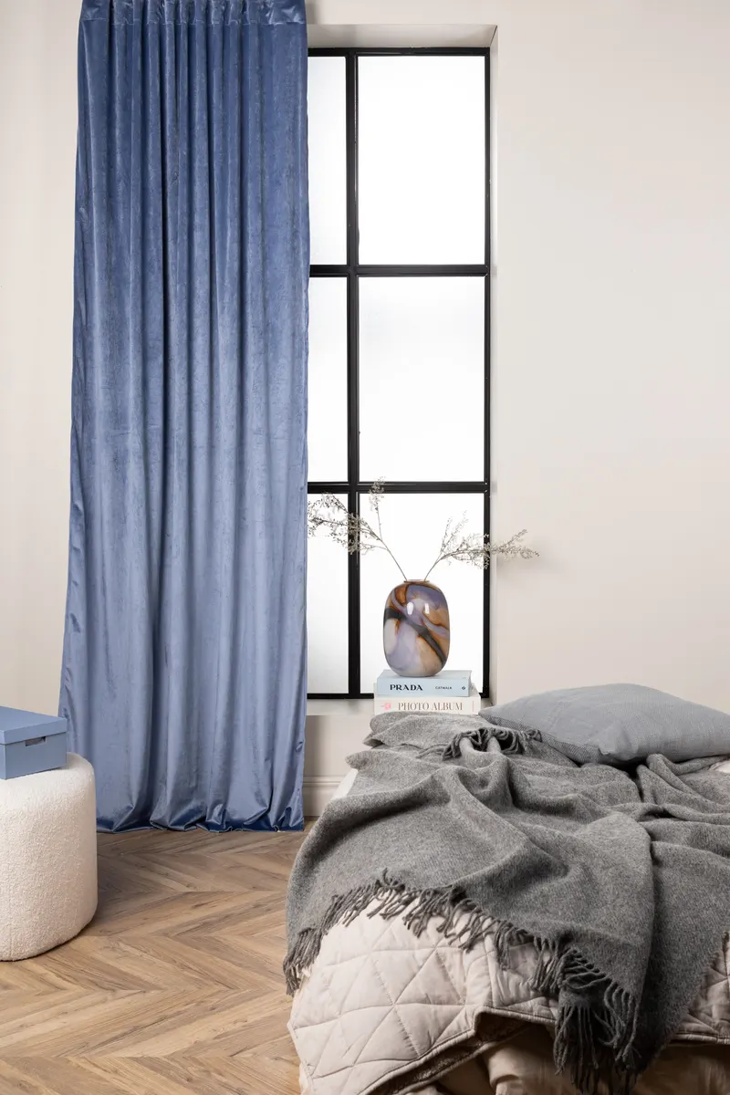 Mary Vorhang aus Samt in Blau, im Wohnraum, Ansicht 1