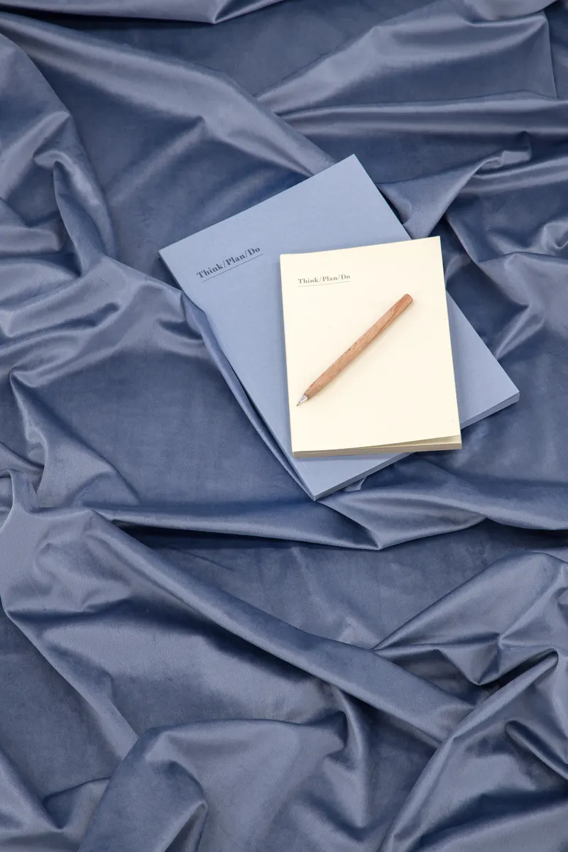 Mary Vorhang aus Samt in Blau, im Wohnraum, Ansicht 3