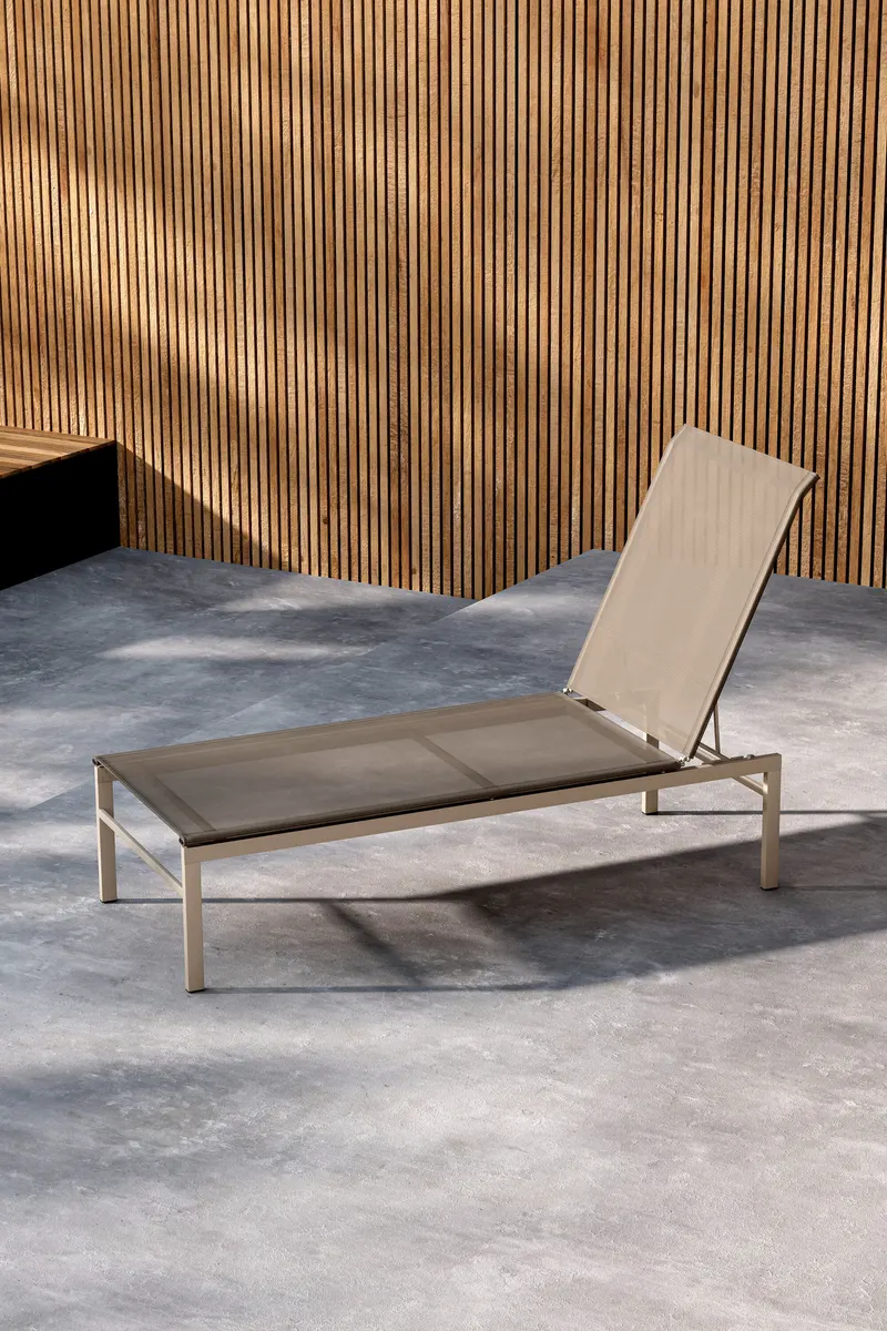 Massimo Sonnenliege mit Textilene-Bespannung in Beige, im Wohnraum, Ansicht 1