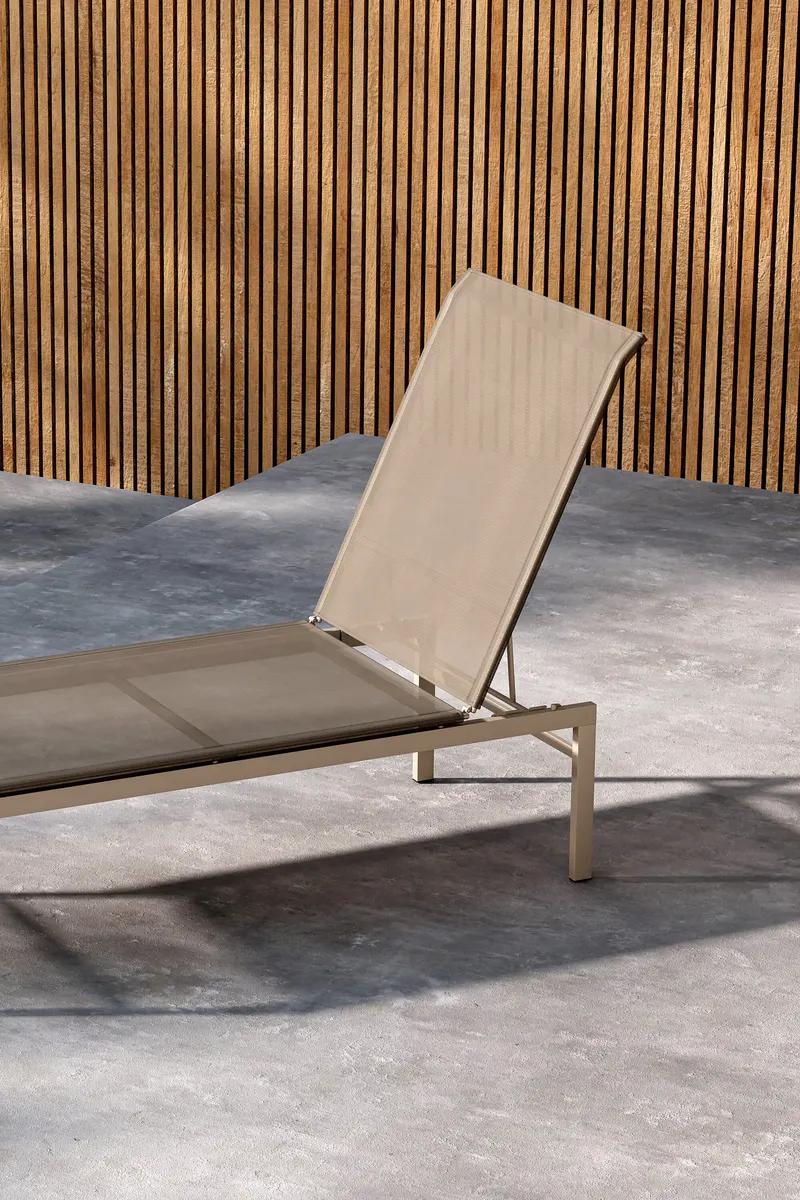 Massimo Sonnenliege mit Textilene-Bespannung in Beige, im Wohnraum, Ansicht 2