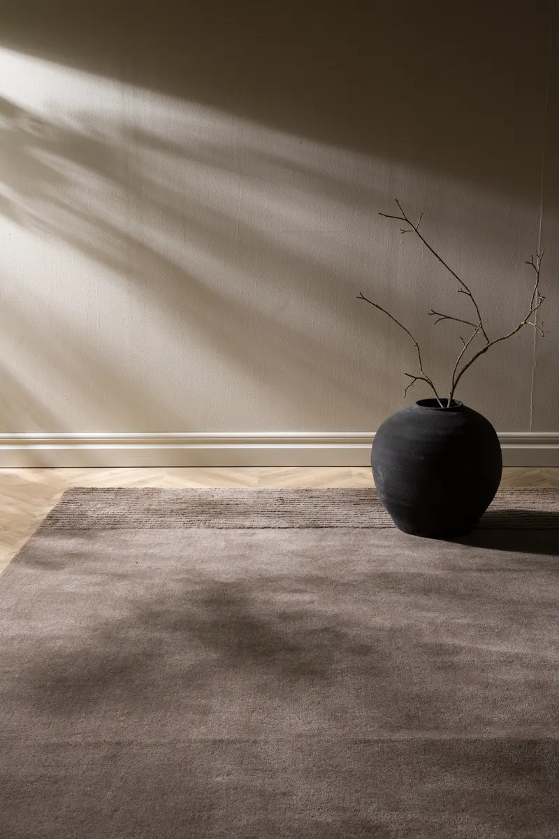 Matteo Wollteppich mit Linienmuster an den Enden in 350 × 250 cm, im Wohnraum, Ansicht 1
