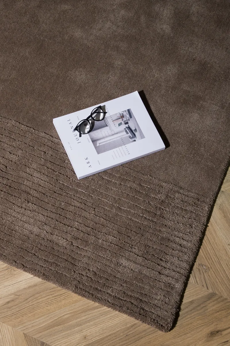 Matteo Wollteppich mit Linienmuster an den Enden in 350 × 250 cm, im Wohnraum, Ansicht 2