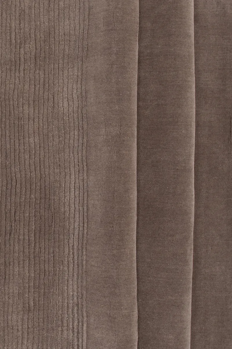 Matteo Wollteppich mit Linienmuster an den Enden in 350 × 250 cm, im Wohnraum, Ansicht 3