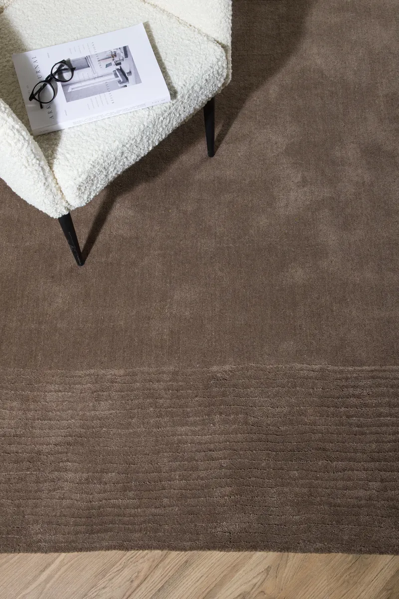 Matteo Wollteppich mit Linienmuster an den Enden in 350 × 250 cm, im Wohnraum, Ansicht 5