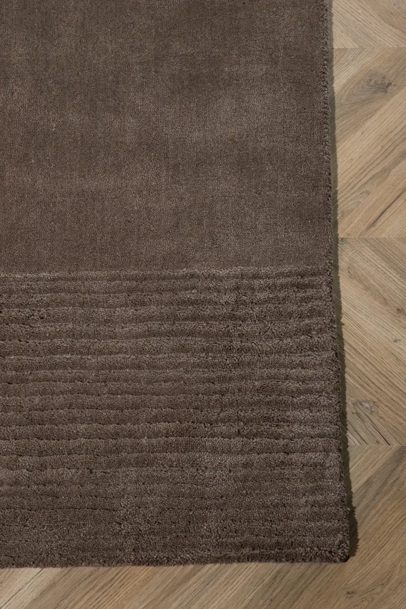 Matteo Wollteppich mit Linienmuster an den Enden in 350 × 250 cm, im Wohnraum, Ansicht 6