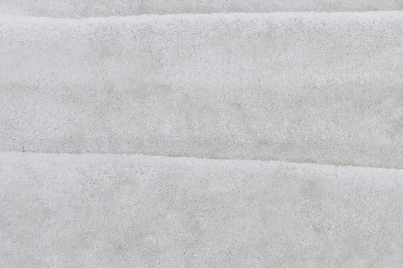 Mattis Teppich mit schimmerndem Flor in 230 × 160 cm, Weiß, im Wohnraum, Ansicht 1