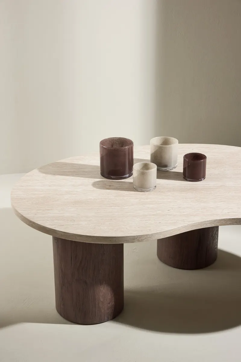 Megg Couchtisch mit geschwungener Platte in Beige, Gestell Mokka, im Wohnraum, Ansicht 3