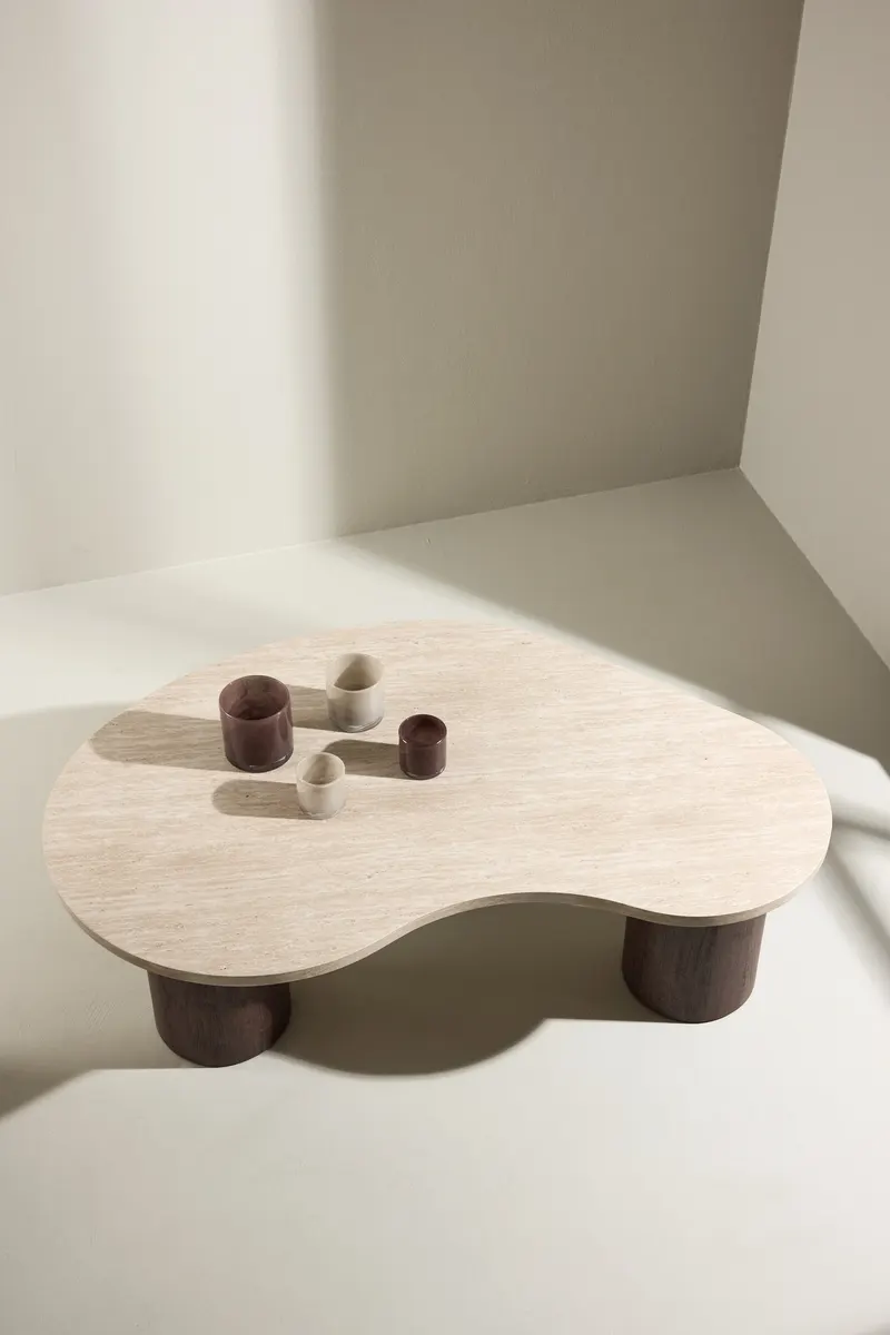 Megg Couchtisch mit geschwungener Platte in Beige, Gestell Mokka, im Wohnraum, Ansicht 5