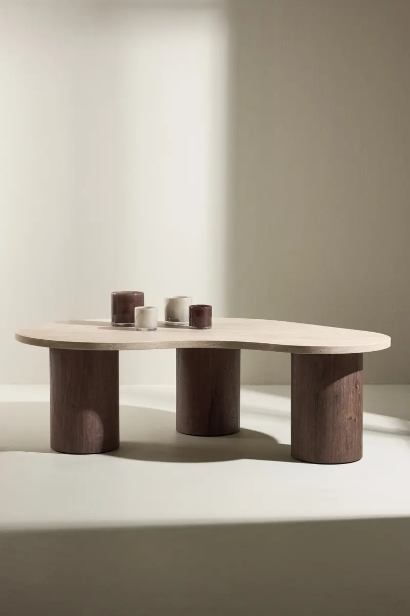 Megg Couchtisch mit geschwungener Platte in Beige, Gestell Mokka, im Wohnraum, Ansicht 1