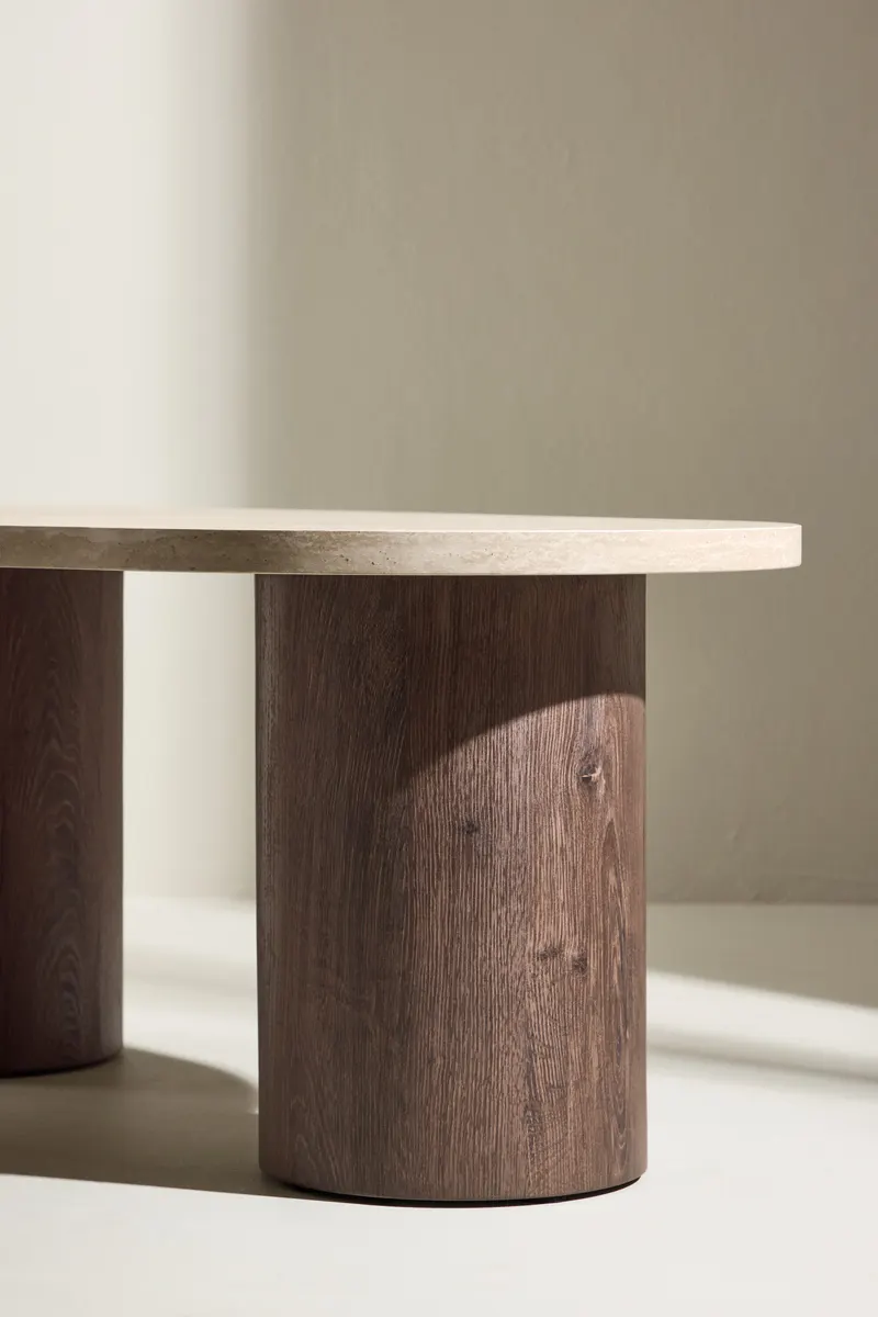 Megg Couchtisch mit geschwungener Platte in Beige, Gestell Mokka, im Wohnraum, Ansicht 2