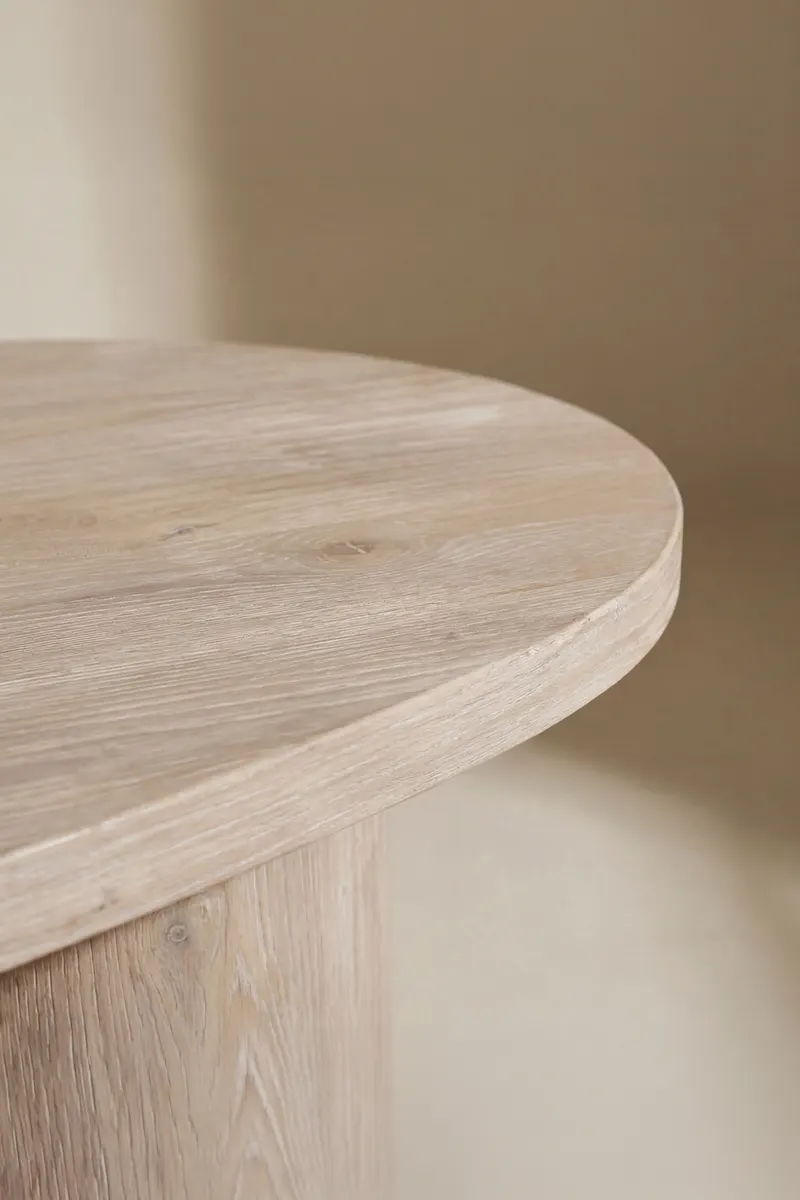 Megg Couchtisch mit geschwungener Platte in Natur, im Wohnraum, Ansicht 4