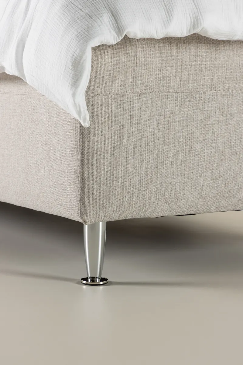 Mesa Polsterbett mit hohem Kopfteil in 200 × 66 × 90 cm, Beige, Gestell Champagner, im Wohnraum, Ansicht 3