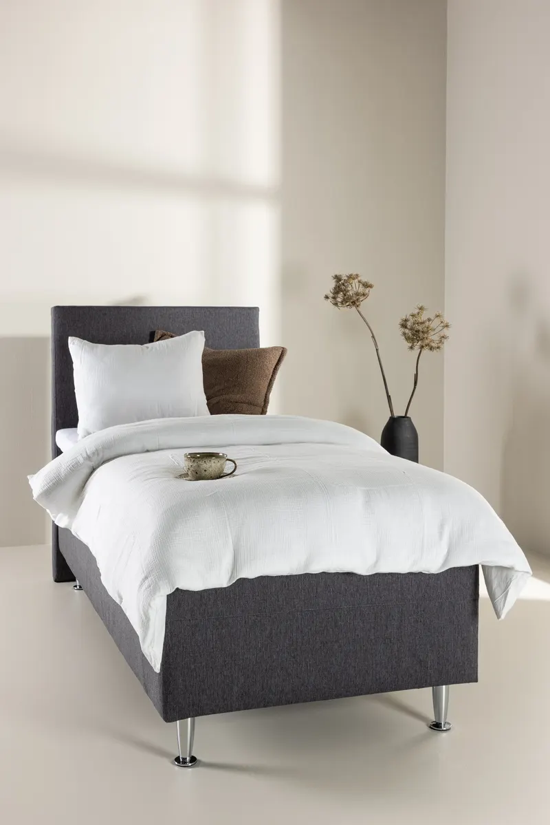 Mesa Polsterbett mit hohem Kopfteil in 200 × 66 × 90 cm, Dunkelgrau, Gestell Champagner, im Wohnraum, Ansicht 1