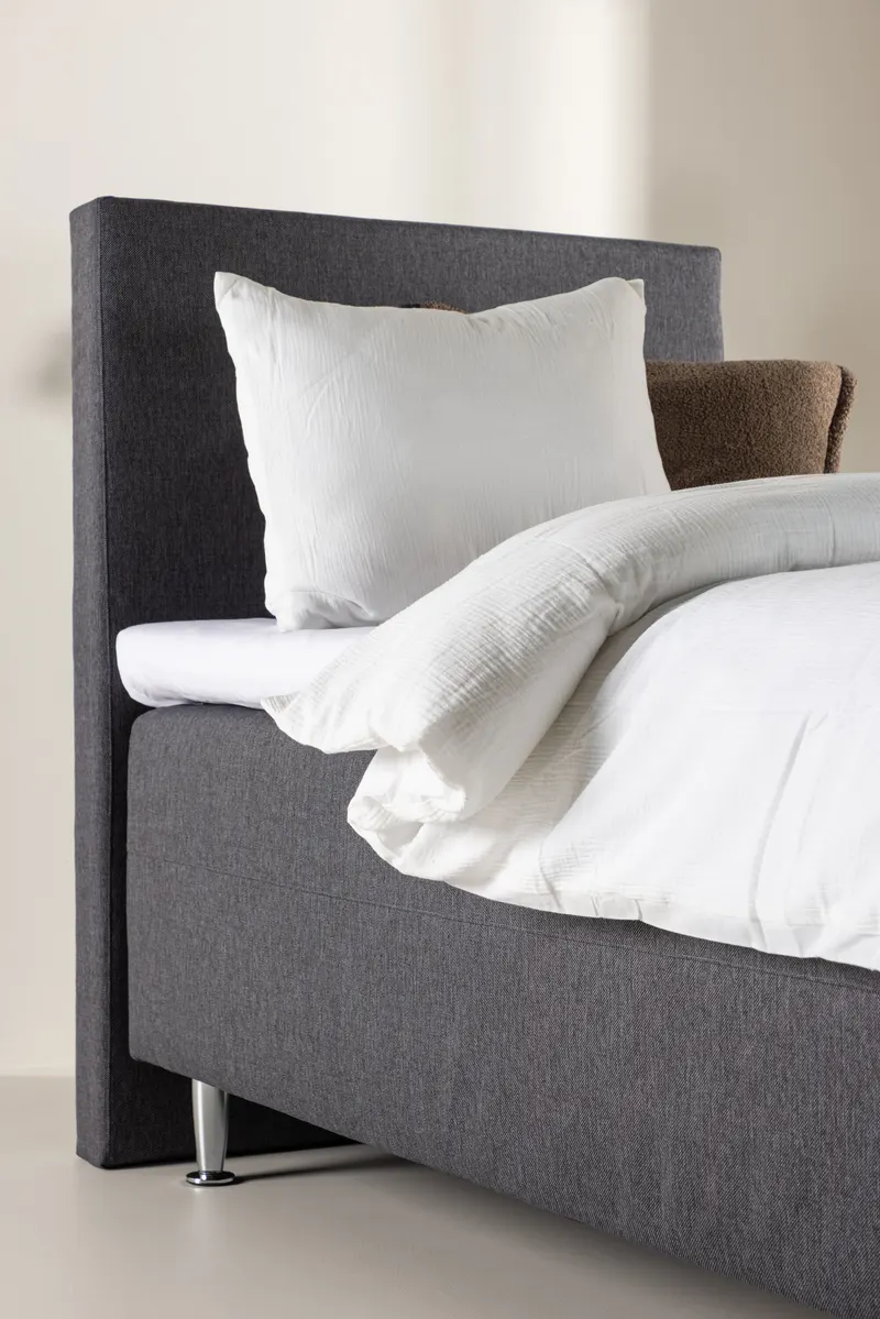 Mesa Polsterbett mit hohem Kopfteil in 200 × 66 × 90 cm, Dunkelgrau, Gestell Champagner, im Wohnraum, Ansicht 2