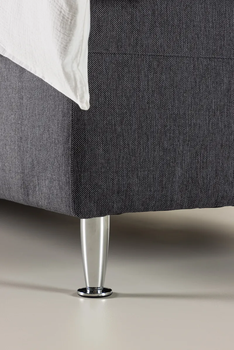 Mesa Polsterbett mit hohem Kopfteil in 200 × 66 × 90 cm, Dunkelgrau, Gestell Champagner, im Wohnraum, Ansicht 3