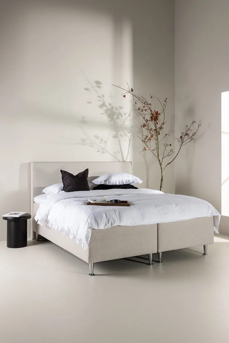Mesa Polsterbett 180 × 200 cm mit Kopfteil in Beige, Gestell Silber, im Wohnraum, Ansicht 1