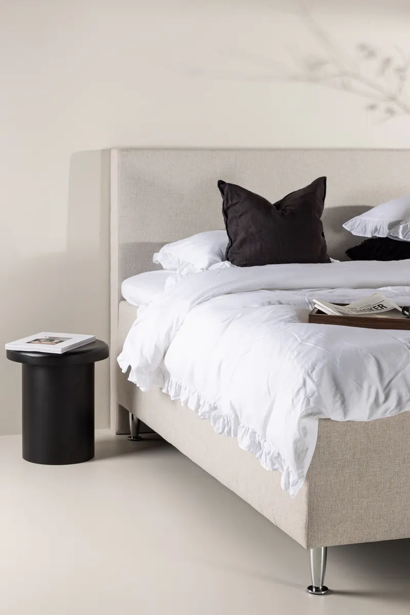 Mesa Polsterbett 180 × 200 cm mit Kopfteil in Beige, Gestell Silber, im Wohnraum, Ansicht 2