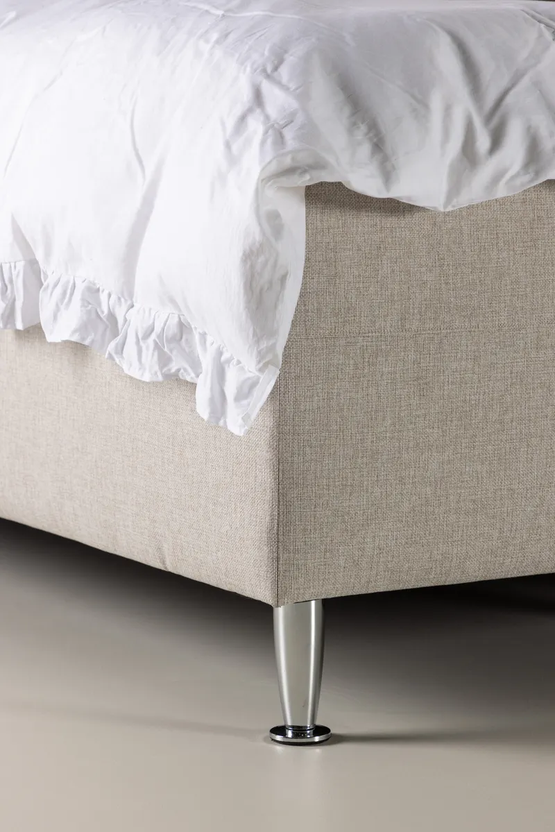 Mesa Polsterbett 180 × 200 cm mit Kopfteil in Beige, Gestell Silber, im Wohnraum, Ansicht 3